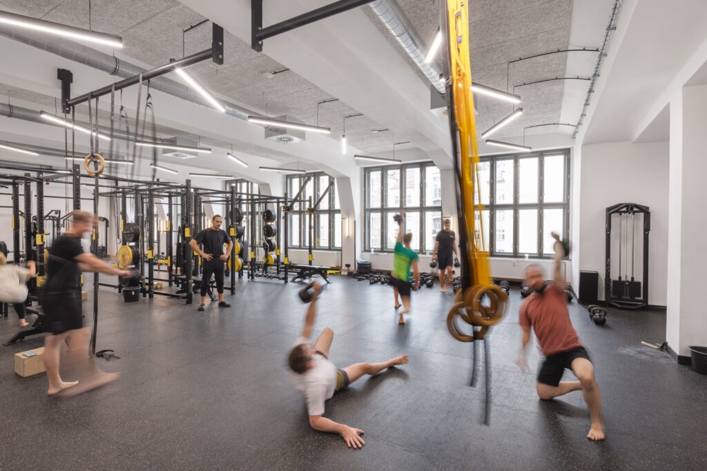 Chcete letos konečně u cvičení vydržet? Trenér radí několik jednoduchých kroků